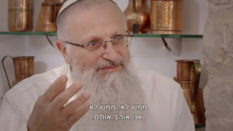 הרב שמואל אליהו מדבר על הומואים, מתוך "סרט התעודה" שחברת קשת מכרה למשרד לשירותי דת (צילום מסך מתוך שידורי ערוץ 12)