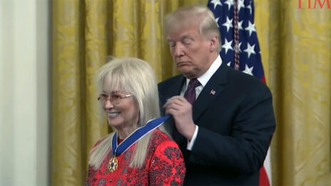 נשיא ארה"ב דונלד טראמפ עונד את מדליית החירות לצווארה של ד"ר מרים אדלסון, הבעלים של "ישראל היום" (צילום מסך)