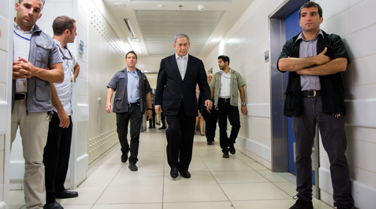 ראש הממשלה בנימין נתניהו ומאבטחיו במהלך ביקור בבית-החולים הדסה עין-כרם בירושלים. 4.8.2015 (צילום: יונתן זינדל)