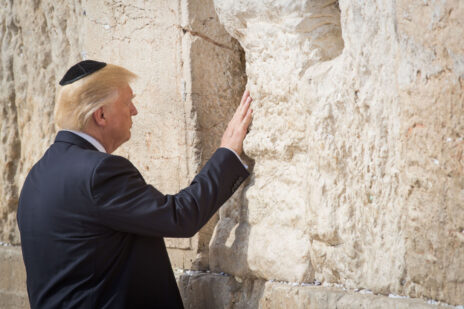 נשיא ארצות-הברית, דונלד טראמפ, מבקר בכותל המערבי בעת ביקורו בירושלים במאי 2017 (צילום: נתי שוחט)