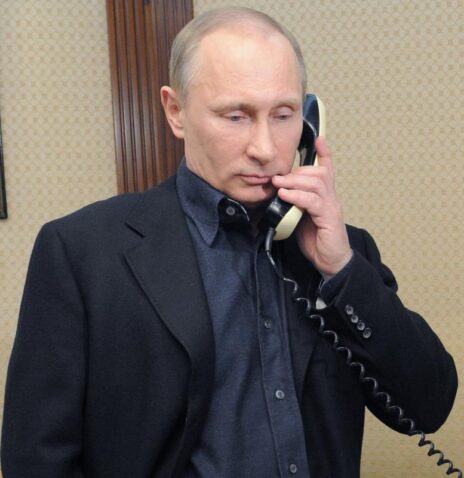 ולדימיר פוטין מדבר בטלפון, 2012 (צילום: ממשלת רוסיה)