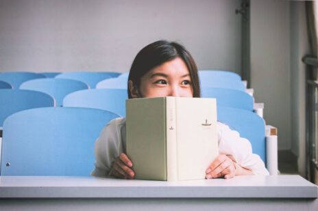 ילדה קוראת ספר (צילום: Pexels, רשיון CC0)