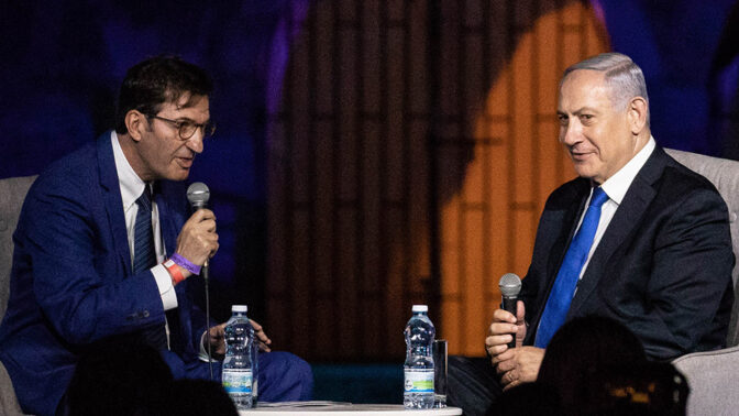 בועז ביסמוט מראיין את ראש הממשלה נתניהו בזמן שהיה עורך "ישראל היום", 27.6.19 (צילום: אהרון קרון)