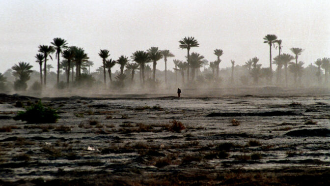 הלך צועד באזור הרי האטלס. מרוקו, מאי 1994 (צילום: נתי שוחט)