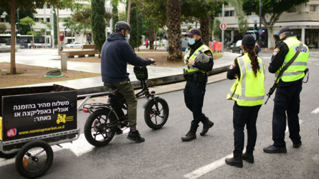 שוטרים אוכפים את תקנות סגר הקורונה בתל-אביב, 15.1.2021 (צילום: תומר נויברג)