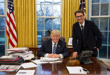 בועז ביסמוט ודונלד טראמפ בחדר הסגלגל, פברואר 2017 (צילום: הבית הלבן)