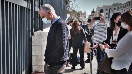 מו"ל "ידיעות אחרונות" ארנון (נוני) מוזס, מחוץ לבית-המשפט המחוזי ירושלים, אחרי דיון נוסף במשפט השוחד שלו ושל רה"מ נתניהו, 8.2.2021 (צילום: אורן פרסיקו)