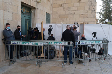 אנשי תקשורת ממתינים מחוץ לבית-המשפט המחוזי בירושלים לפתיחת משפט המו"לים, 8.2.2021 (צילום: אורן פרסיקו)