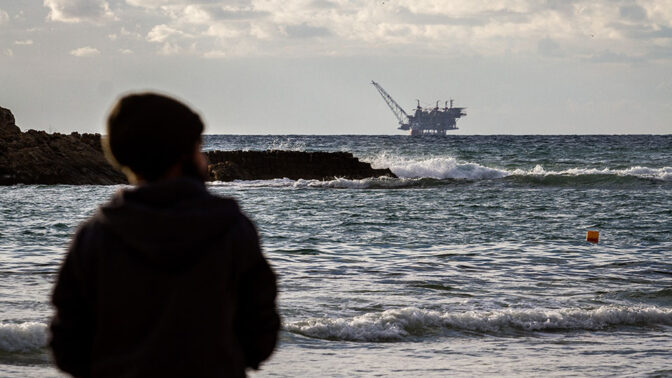 אסדת הגז לווייתן, מבט מחוף דור (צילום: פלאש 90)
