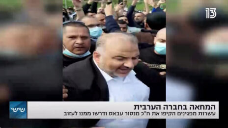 בחדשות 13 שידרו שוב ושוב הסרטון בו נראה ח"כ עבאס כשהוא מגורש מההפגנה (צילום מסך)