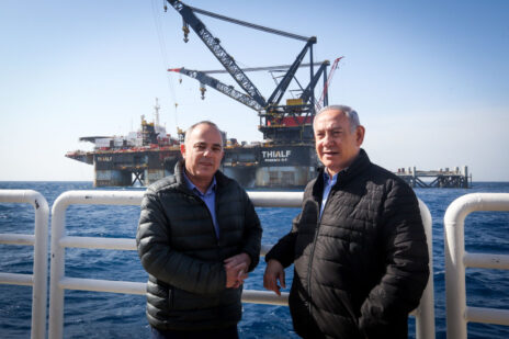 שר האנרגיה יובל שטייניץ וראש הממשלה בנימין נתניהו על רקע אסדת קידוח הגז לווייתן, 31.1.2019 (צילום: מארק ישראל סלם)