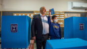 מנסור עבאס, יו"ר רע"ם, מצביע בבחירות לכנסת. מראר, 23.3.2021 (צילום: פלאש 90)