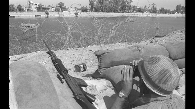 חייל צה"ל באחד הביצורים לאורך גדות תעלת סואץ משקיף על התעלה בתקופת מלחמת ההתשה, 15.8.1970 (צילום: משה מילנר, לע"מ)