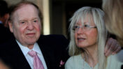 מרים אדלסון עם בעלה המנוח, שלדון אדלסון, ב-2009 (צילום: משה שי)