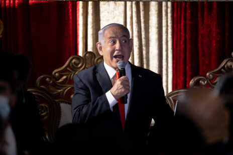 ראש ממשלת ישראל, בנימין נתניהו, במסיבת המימונה של חברת-הכנסת לשעבר אסנת מארק. מעלה-אדומים, 3.4.2021 (צילום: יונתן זינדל)