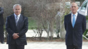 ראש הממשלה היוצא אהוד אולמרט (מימין) עם ראש הממשלה הנכנס בנימין נתניהו, 1.4.2019 (צילום: קובי גדעון)