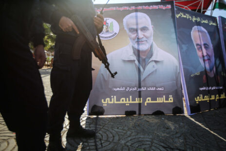 פלסטינים חמושים לצד כרזות עם דמותו של קאסם סולימאני, מפקד כוח קודס של משמרות המהפכה האיראניים, 4.1.20 (צילום: חסן ג'די)