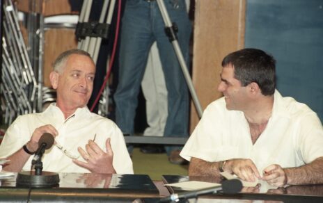 ארנון (נוני) מוזס עם עמוס שוקן בכנסת, בישיבה של אחת מוועדותיה. ירושלים, 7.6.1995 (צילום: פלאש 90)