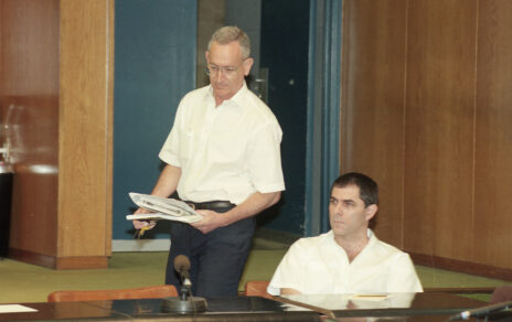 ארנון (נוני) מוזס עם עמוס שוקן בכנסת, בישיבה של אחת מוועדותיה. ירושלים, 7.6.1995 (צילום: פלאש 90)