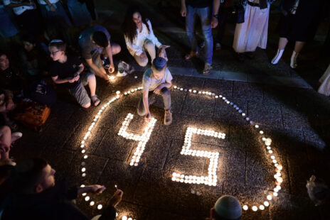 נרות לזכרם של הרוגי האסון במירון, כיכר רבין בת"א, 2.5.2021 (צילום: תומר נויברג)