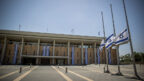 דגלי ישראל מורדים לחצי התורן במשכן הכנסת, לאחר האסון בהר מירון, 2.5.21 (צילום: יונתן זינדל)