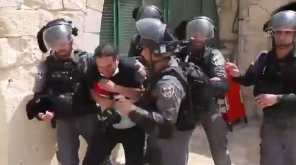 צלם העיתונות ראמי אלחטיב מובל על-ידי שוטרי מג"ב בהר הבית בירושלים, 10.5.2021 (צילום מסך מתוך סרטון שפרסם ניר חסון)