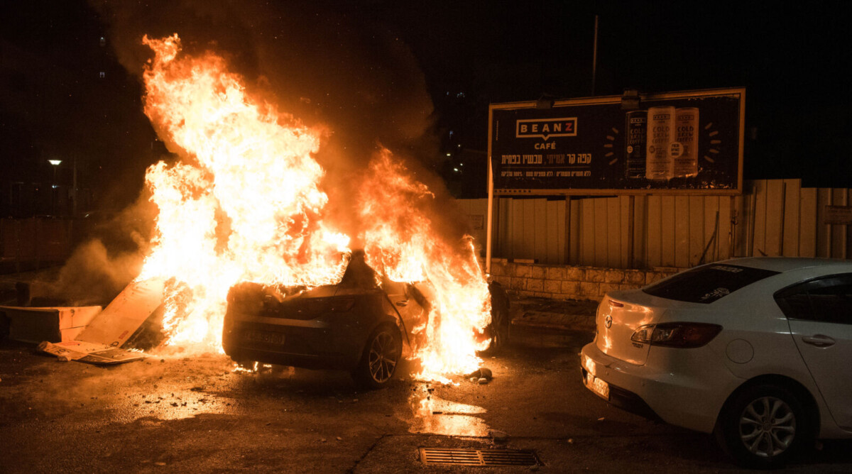 מכונית עולה באש בעכו, 12.5.2021 (צילום: רוני עופר)