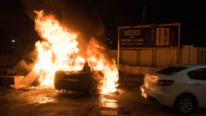 מכונית עולה באש בעכו, 12.5.2021 (צילום: רוני עופר)