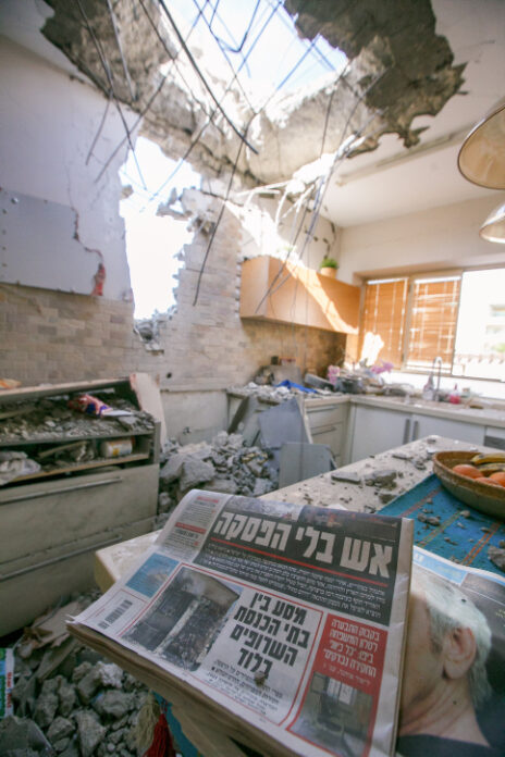 בית באשקלון שספג פגיעה מרקטה שנורתה מעזה בידי חמאס, 16.5.21 (צילום: אדי ישראל)