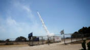שיגור טיל יירוט מסוללת כיפת ברזל סמוך לאשקלון, 19.5.2021 (צילום: אוליבייה פיטוסי)