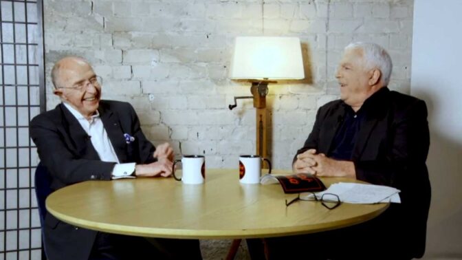 פיני גרשון מראיין את אלכס גלעדי בתוכנית הרשת "מחליטים מהבטן", החודש (צילום מסך מתוך ערוץ היוטיוב של התוכנית)