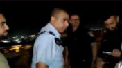 קצין משטרה בירושלים מאיים על העיתונאי לירן תמרי שלא יצלם בזירת אירוע (צילום: לירן תמרי)