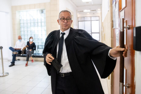 עו"ד בעז בן-צור, סנגורו של בנימין נתניהו, בכניסה לאולם בית-המשפט המחוזי בירושלים. 5.5.2021 (צילום: יונתן זינדל)