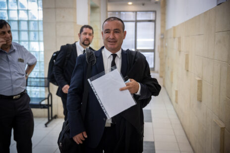 עו"ד ז'ק חן, סנגורם של בני הזוג שאול ואיריס אלוביץ', מחוץ לאולם משפט המו"לים ביוני 2021 (צילום: יונתן זינדל)