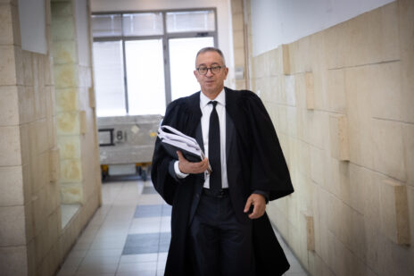 עו"ד בעז בן-צור, סנגורו של בנימין נתניהו, בכניסה לאולם בית-המשפט המחוזי בירושלים. 16.6.2021 (צילום: יונתן זינדל)