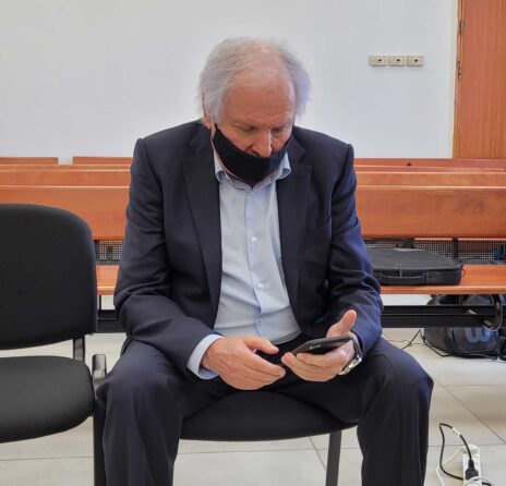 שאול אלוביץ' באולם בית-המשפט המחוזי בירושלים, באחת ההפסקות בדיוני המשפט שבו הוא עומד לדין על מתן שוחד לבנימין נתניהו. 2.6.2021 (צילום: איתמר ב"ז)