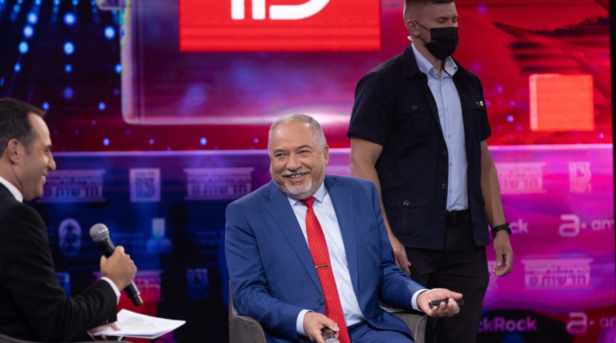 אביגדור ליברמן בוועידה של חדשות 13 (משמאל: המגיש אודי סגל), 3.6.2021 (צילום: יונתן זינדל)