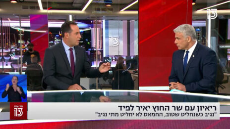 אודי סגל מראיין את שר החוץ יאיר לפיד באולפן חדשות 13, 19.8.21 (צילום מסך)