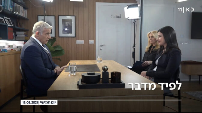 גילי כהן ומיכל רבינוביץ' מראיינות את שר החוץ יאיר לפיד בלשכתו, ערוץ כאן 11, 19.8.21 (צילום מסך)