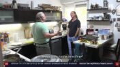אבישי בן-חיים מראיין את ח"כ דוד אמסלם במטבח ביתו, חדשות 13, אוגוסט 2021 (צילום מסך)