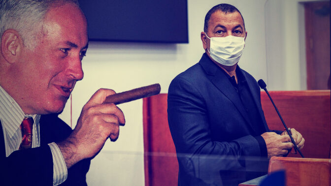 מנכ"ל משרד התקשורת לשעבר אבי ברגר מעיד במשפט המו"לים, 3.11.2021. משמאל: רה"מ לשעבר בנימין נתניהו מעשן סיגר (צילומים: פלאש 90)
