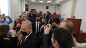 ראש הממשלה לשעבר בנימין נתניהו נכנס לאולם בית-המשפט המחוזי בירושלים, 16.11.21 (צילום: אורן פרסיקו)