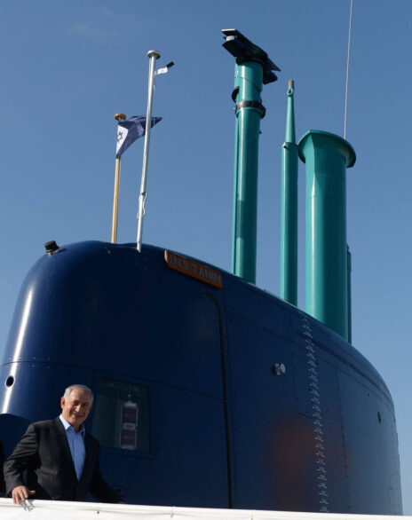 בנימין נתניהו ב-2014, כשכיהן כראש הממשלה, עם הצוללת "אח"י תנין" (צילום: קובי גדעון, לע"מ)