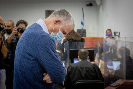 ארנון (נוני) מוזס, מו"ל "ידיעות אחרונות", בעת משפטו הפלילי בבית-המשפט המחוזי בירושלים, נובמבר 2021 (צילום: יונתן זינדל)
