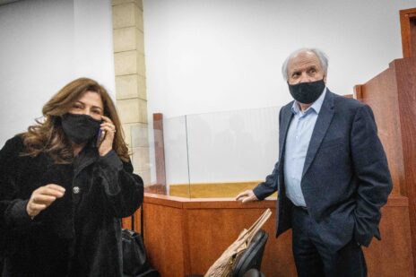 הנאשמים שאול ואיריס אלוביץ' בבית-המשפט המחוזי בירושלים, 7.12.2021 (צילום: יונתן זינדל)