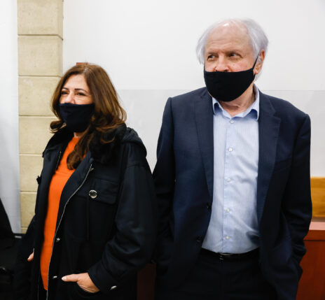 הנאשמים שאול ואיריס אלוביץ' בבית-המשפט המחוזי בירושלים, 22.12.2021 (צילום: אוליבייה פיטוסי)