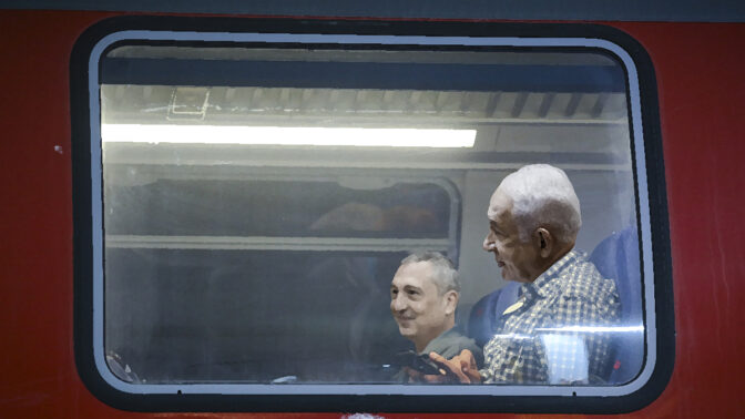 בנימין נתניהו וניר חפץ נוסעים ברכבת ישראל, אילוסטרציה (צילומים מקוריים: פלאש 90)