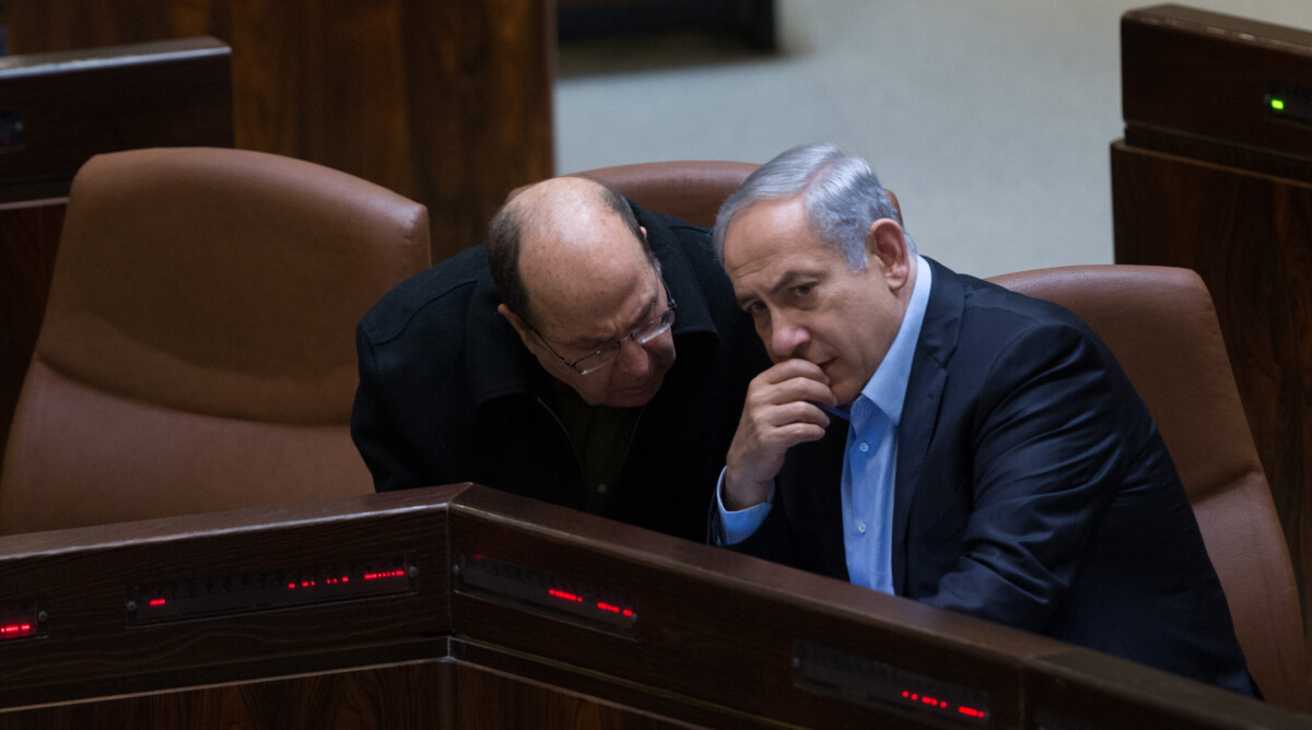 ראש הממשלה בנימין נתניהו ושר הביטחון משה יעלון במליאת הכנסת, נובמבר 2015 (צילום: יונתן זינדל)