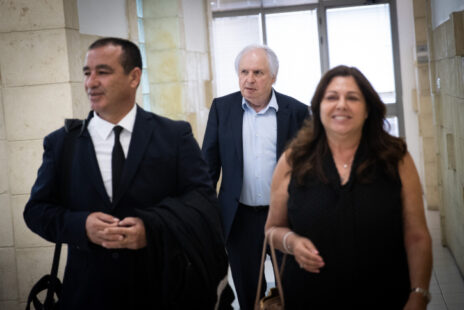 בני הזוג שאול ואיריס אלוביץ', הנאשמים בשוחד ב"תיק 4000", עם עורך-דינם ז'ק חן (משמאל). בית-המשפט המחוזי בירושלים, יוני 2021 (צילום: יונתן זינדל)