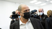 חוקר המשטרה ניר שוורץ מגיע לעדותו במשפט המו"לים. בית-המשפט המחוזי בירושלים, 10.1.2022 (צילום: יונתן זינדל)